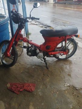 Vendo essa moto vermelha 