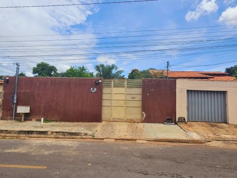 Casa com Piscina 3 quartos 1 Suíte Bairro Jardim Gramado - Cuiabá - MT