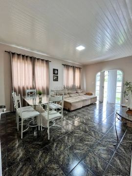 Casa, Cacupé, 03 Dormitórios, 06 Vagas