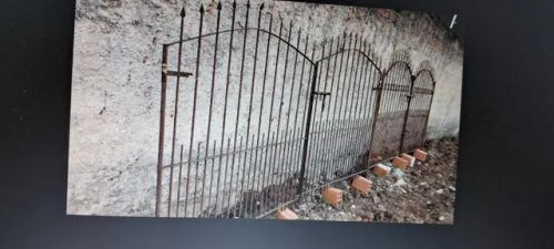 Portões de entrada de veículo.