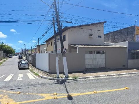 Casa com três quartos na Pitanguinha
