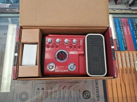 Pedaleira Zoom B2.1u para baixo