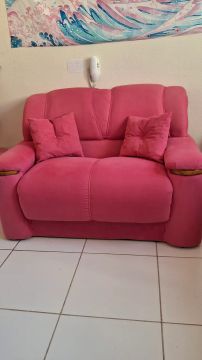 Sofá pink com almofadas