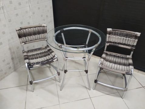 Mesa de vidro  redonda com 2 Cadeiras