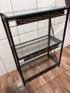 Aparador com tampo de vidro e detalhe junco 