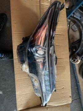 Farol Toyota Hilux SW4 2016/2020 original usada lado direito