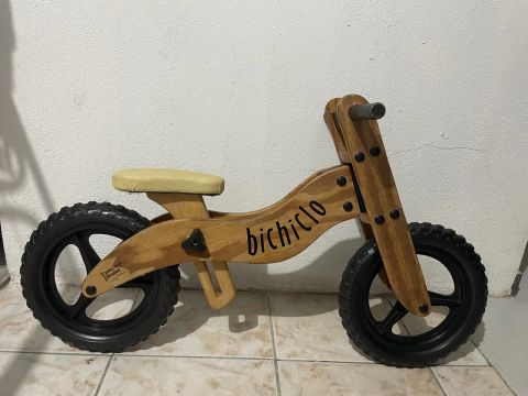 Bicicleta de madeira para crianças