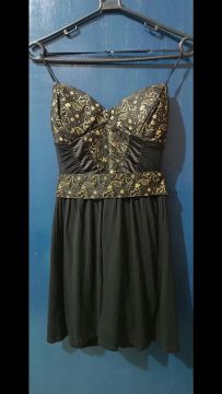 Vestido preto com detalhes dourados