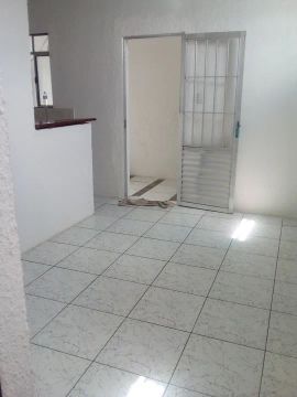 Ótima casa térrea independente, 3 cômodos.