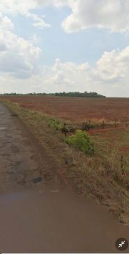 Sítio ,em água cumprida ,próximo a cidade de Uberaba,na beira da estrada .
