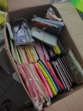 Lote com 300 capas de celular diversas, modelos novos...
