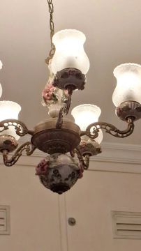 Lustre cerâmica com aplicações de flores em cerâmica acabamentos em bronze