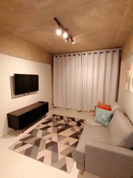 Lindo apartamento mobiliado, recém reformado, cozinha em conceito aberto, sala ampla, 1Q