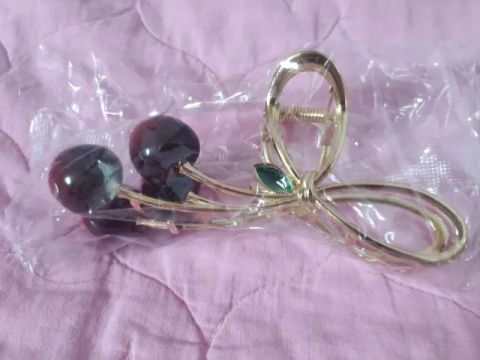 Presilha de Cabelo Detalhes Laço e Cereja Nova