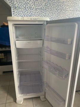 Geladeira Eletrolux seminova sem nenhuma avaria