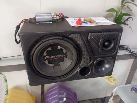 Caixa de som automotiva
