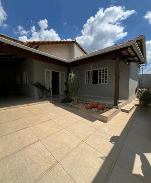 Imóvel para venda tem 160 metros quadrados com 3 quartos em Centro - Tijucas - SC