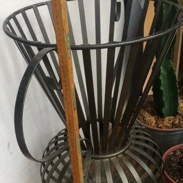 Vaso de ferro decorativo e serve como pés para mesa- ultima unidade