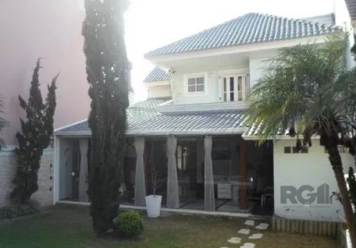 Libertas Imobiliária aluga!Ótimo e amplo sobrado de 2 pavimentos, living amplo com lareira