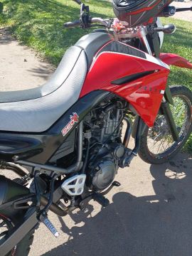 Yamaha XT 660R vermelha 