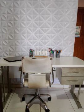 Vendo mesa e cadeira, com marcas de uso