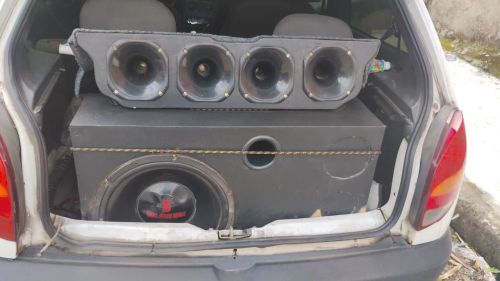 Caixa com sub de 15 4 cornetas d250x um rádio Pioneer módulo b Buster 1600 com led 