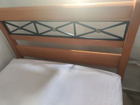 Cama de solteiro com cabeceira em madeira