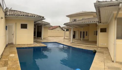 Casa com Piscina e 5 Quartos sendo 3 Suítes no centro de Iguaba Grande
