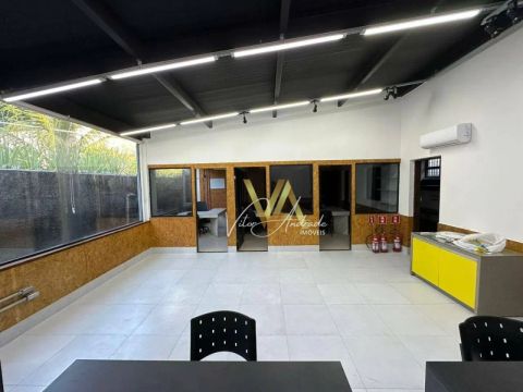 "Espaço Comercial Moderno para Locação: Ambiente Climatizado, Mobiliado e com Estacionamen