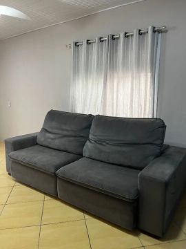 Sofá 4 Lugares Retrátil e Reclinável na cor cinza + 5 almofadas e manta (brinde) - impecáv