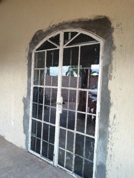 Porta de vidro com estrutura em aço
