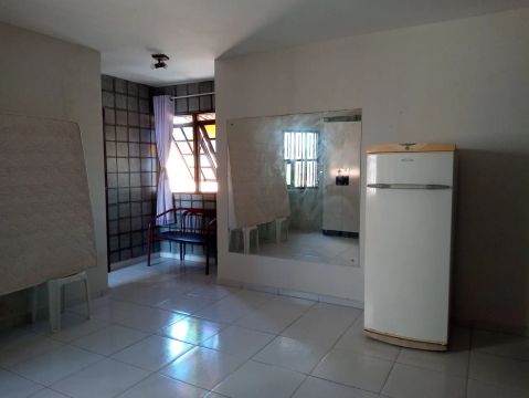 Quarto mobiliado com banheiro privativo e cozinha