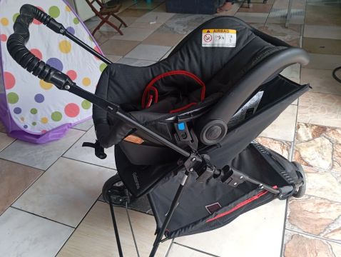 Carrinho com bebê conforto 