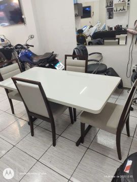 Mesa linda laqueada 