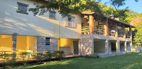 Sitio 70 km SP, poço artesiano, rio, asfalto, murado, casa 500 m2 e piscina