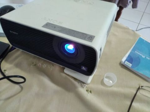 Vendo um Projetor Sony VPL-EX100