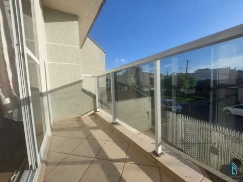 Sobrado a venda, 03 quartos sendo uma suíte no Capão Raso em Curitiba PR