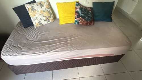 Vendo cama box solteiro 