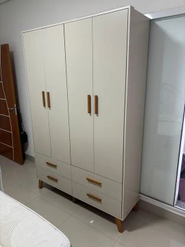 Guarda-roupa 4 portas com 4 gavetas