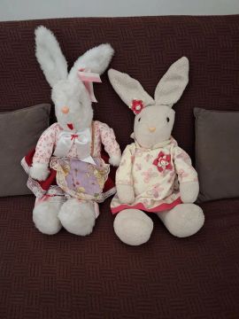 Duas lindas coelhinhas de pelúcia para sua coleção!