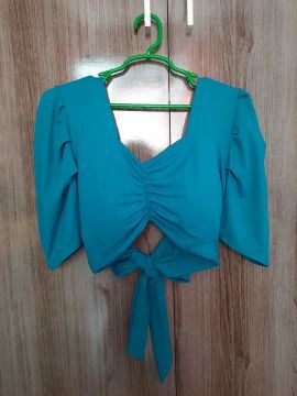 Blusa cropped azul com amarração