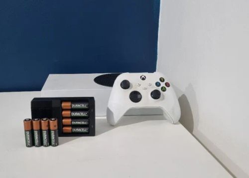 XBOX SERIES S USADO EM ÓTIMO ESTADO C/ CONTROLE + CARREGADOR E 8 PILHAS DURACELL