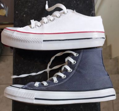 1 par de tênis Converse All Star