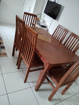 Mesa de jantar com 6 lugares de madeira acompanha 06 cadeiras 