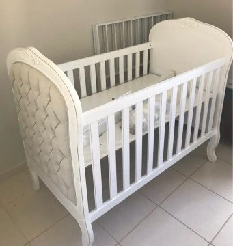 Berço de bebê branco clássico