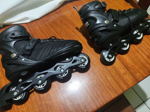PATINS E KIT DE PROTEÇÃO.