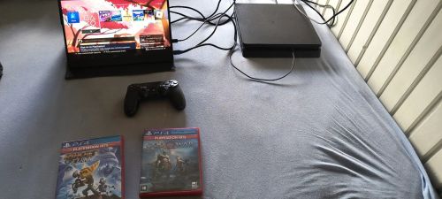 Playstation 4 + Monitor Portátil