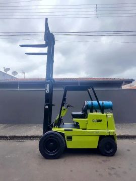 Empilhadeira Clark 2,5T * C300 * Glp