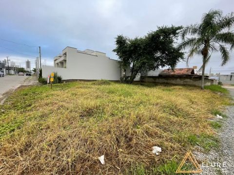 Terreno em Balneario Piçarras a 720 metros da Praia!