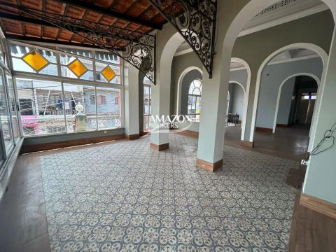 Centro - 413 m2 - 05 salões - Casa histórica comercial - Alugo